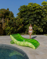 flotador piscina y terraza verde
