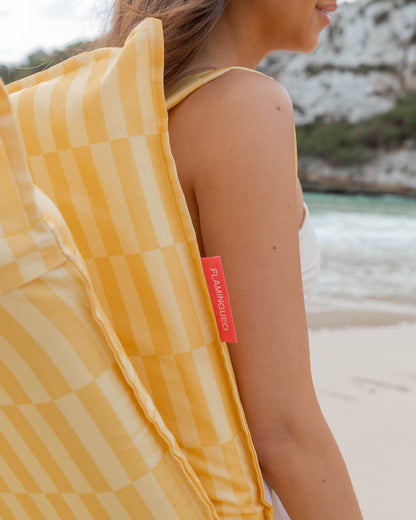 silla de playa amarilla flamingueo