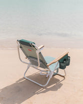 silla de playa y jardin verde