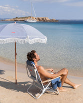 silla y sombrilla playa azul 