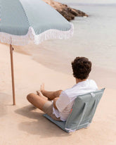 asiento plegable y sombrilla verde