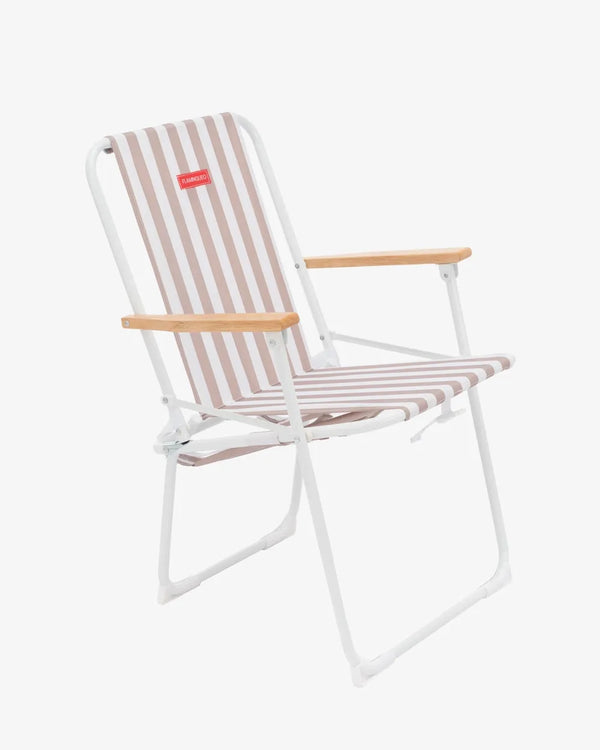 Silla de playa plegable beige y blanca