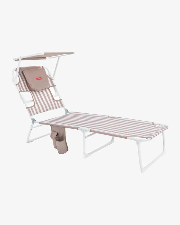 Tumbona de playa con parasol beige