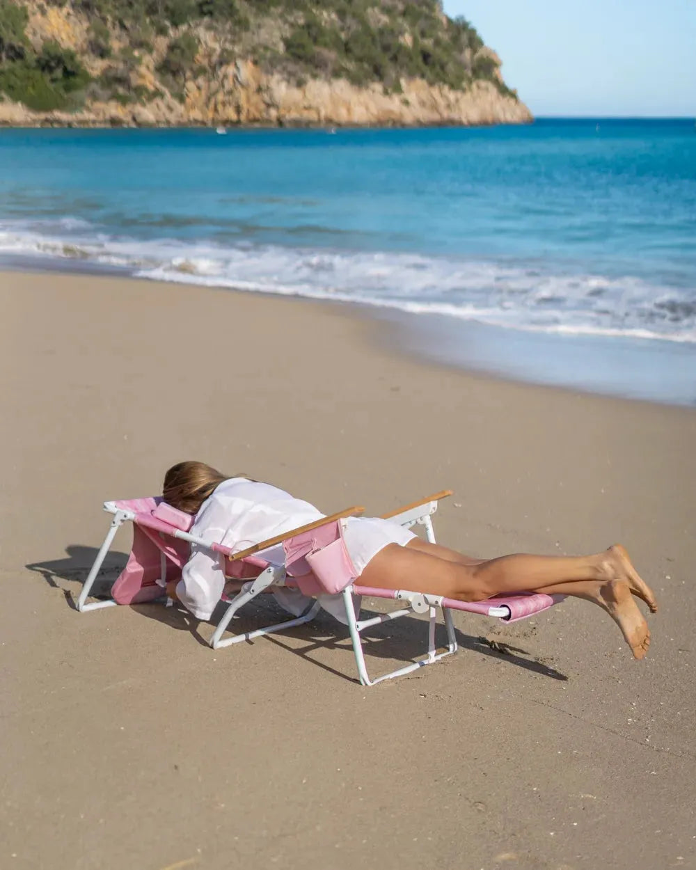 Lot comprenant un parasol et 2 transats - rose