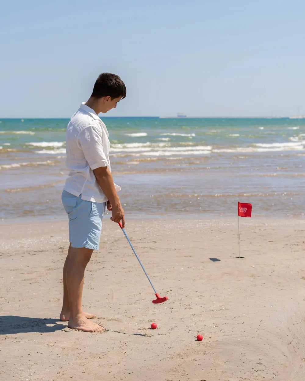 Palos y pelotas de golf para playa