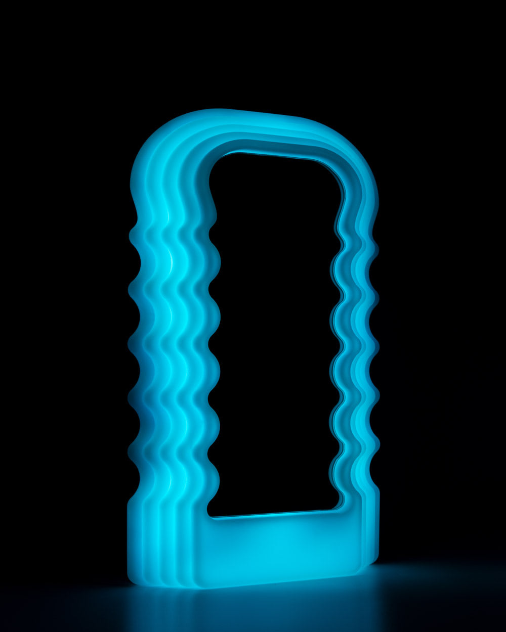 wavy mirror con luz led en color azul