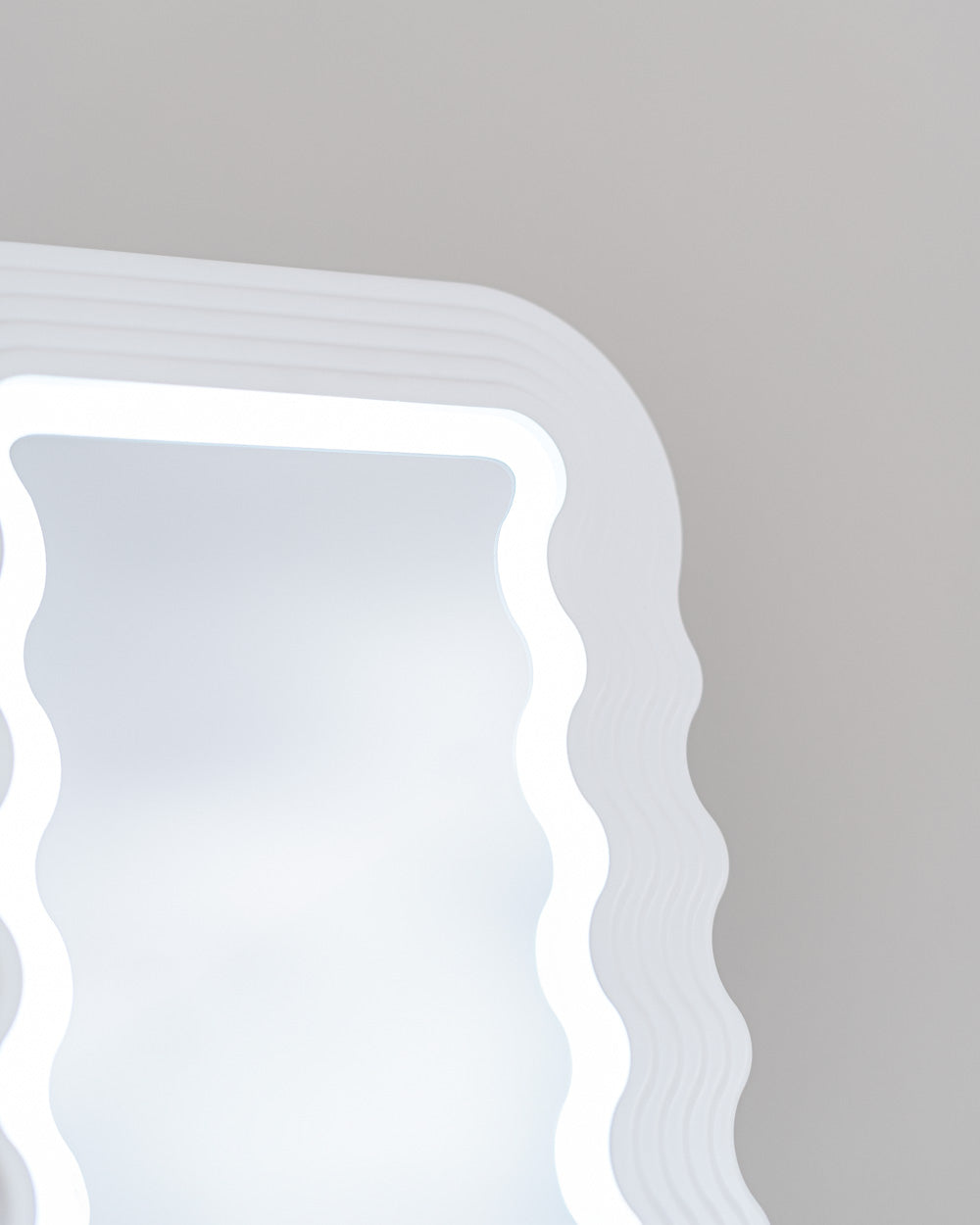 wavy mirror con luz blanca