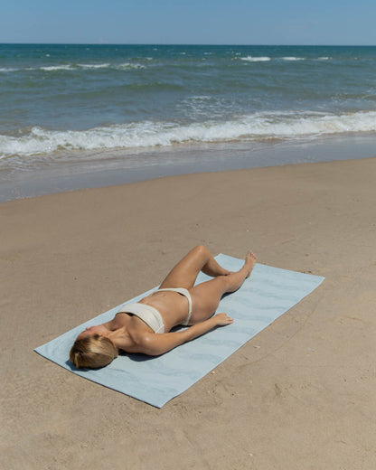 toalla playa y piscina azul