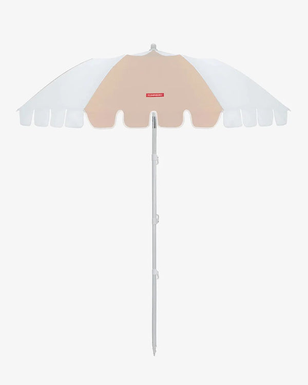 Sombrilla de playa beige y blanca