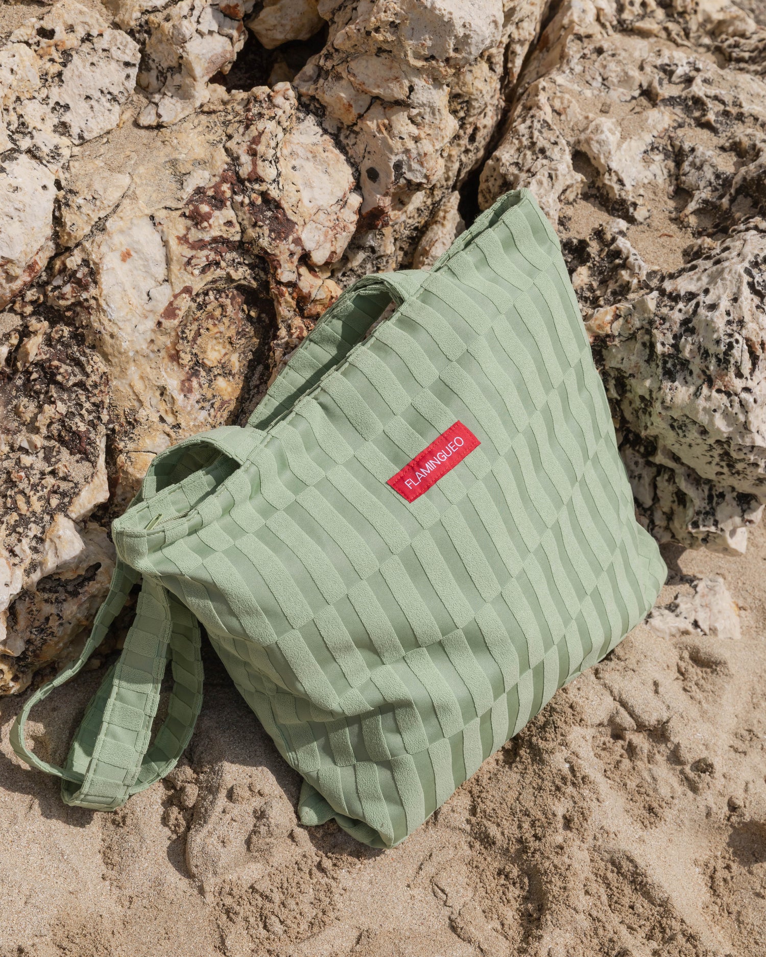bolsa de playa y piscina verde