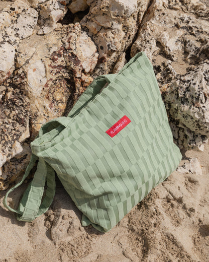 bolsa de playa y piscina verde