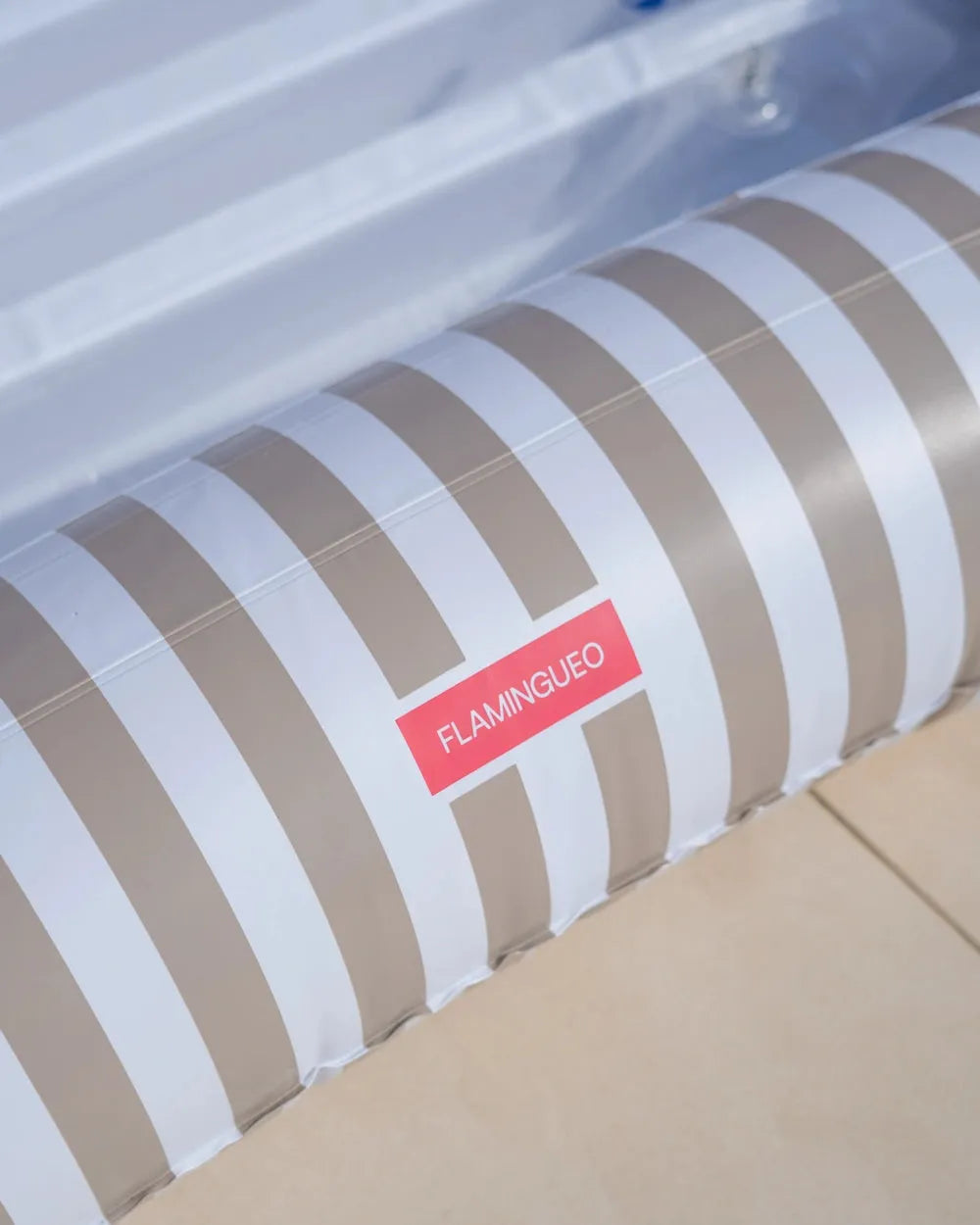 Detalle material flotador inflable beige