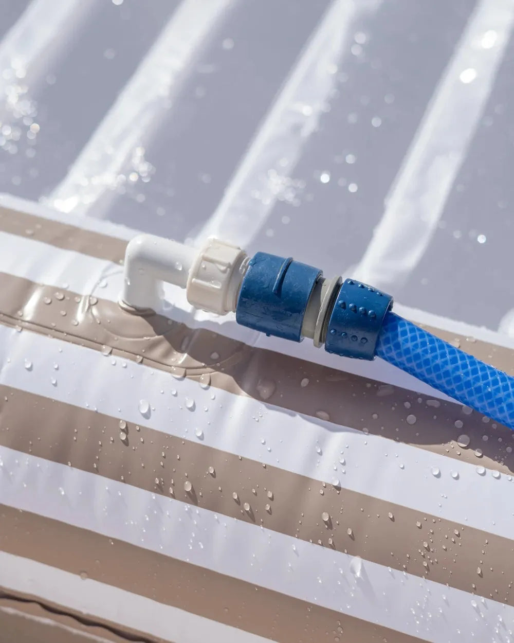 Flotador beige con aspersor en terraza